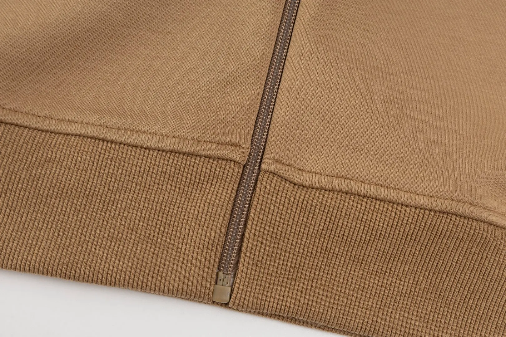 P236 #R95 Ralph Lauren/Ralph Lauren Twelve Color Pony🐎 Embroidered zipper cardigan jacket hooded sweatshirt This hooded sweatshirt is decorated with a simple style that represents Ralph Lauren. It is paired with a pony embroidery pattern, which is three-dimensional and full! The solid color fabric paired with exquisite embroidery instantly sets it off! Hooded sports design, loose and casual fit! The overall texture is very strong! Through the pictures, we can feel the thickness and texture of custom-woven and dyed threads. The workmanship is exquisite. They are shipped from major foreign trade factories. They are all made by masters with many years of experience. Everything is of high standards and requirements! Simple and versatile style ~ super delicate and soft, close to the body without being tied, all fabrics and accessories are original custom-made and of high quality! Perfectly reflects the brand’s sense of superiority! Standard cut, comfortable stretch, unrestricted movement! Highly practical, high-end and classy! Versatile style ~ can be paired with jeans or jogging pants. Ideal for transitioning from your morning commute to weekend events!  Color: Black with red label Black with white label Khaki Navy blue with red label Navy blue with white label White Light gray Dark gray Burgundy Army green Light blue Pink Size: S M L